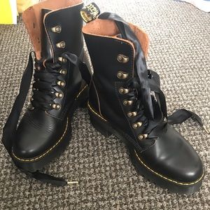 - Doc Martens Leona Boot